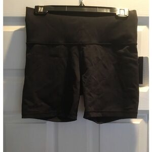 NEW Lululemon shorts - SIZE 6